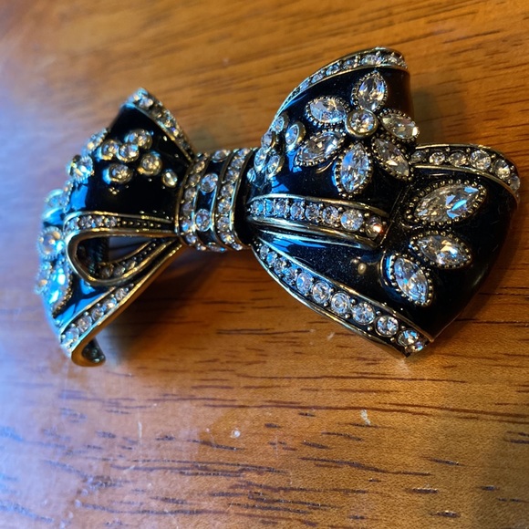 Heidi Daus, “Belle Beau” Enamel and Crystal Bow Brooch - Picture 3 of 7